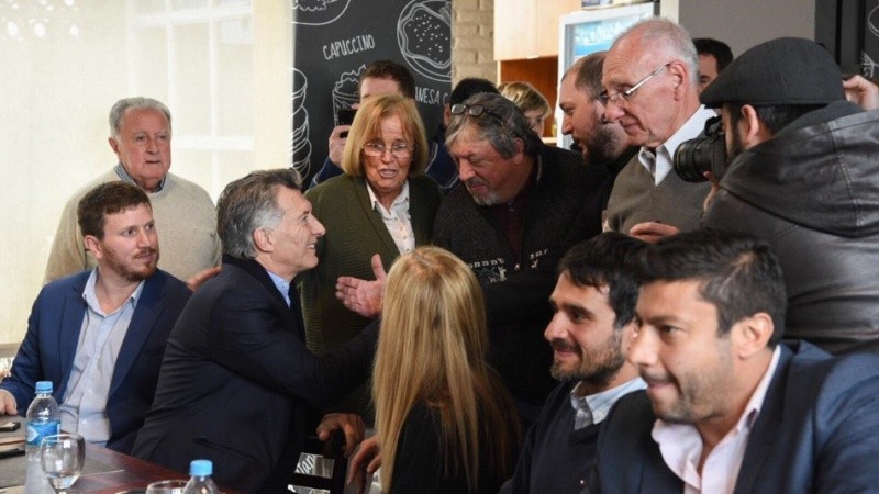 Macri saluda comensales y vecinos del bar Antártida.