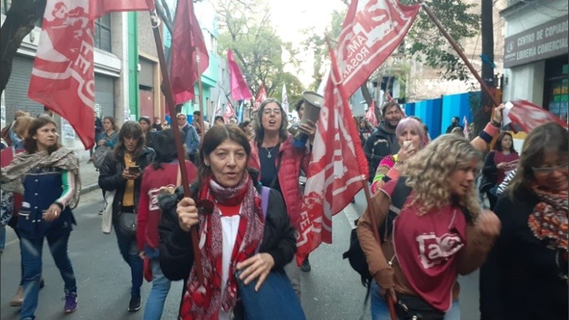 Estudiantes y distintas organizaciones marcharon este lunes por el centro de la ciudad.
