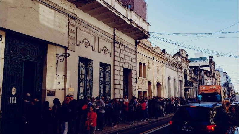 Largas colas en el Italiano para asociarse.