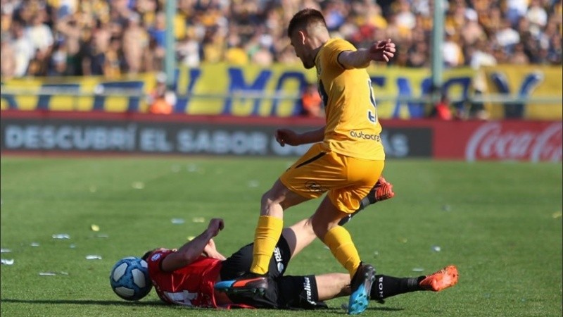 El momento en que Alexis Rodríguez se tira de cabeza a disputar la pelota con Gil.