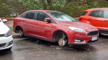 El robo de neumáticos es un delito frecuente en la ciudad.