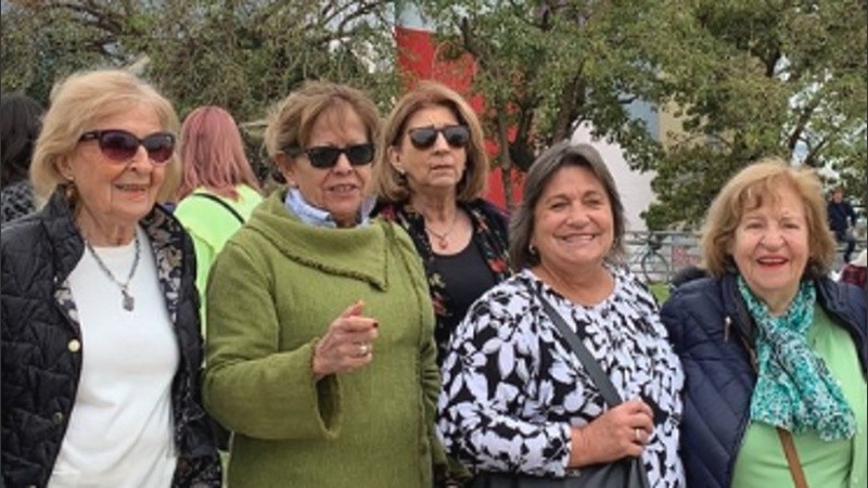 Parte de la delegación de la Federación Argentina de Amigos de Museos en el ingreso al Museo de Arte Contemporáneo Rosario (Macro).