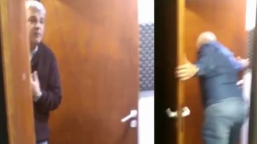 Esper en la puerta del estudio es echado por el conductor.