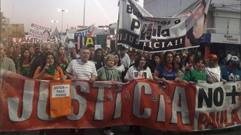 Los padres de Paula encabezaron el reclamo de justicia.