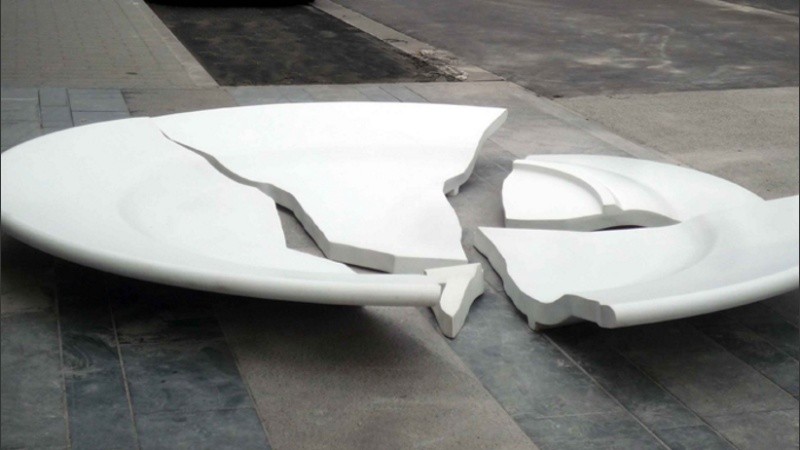 La policía encontró el plato roto en la basura.