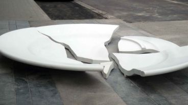 La policía encontró el plato roto en la basura.