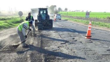 Desde el gobierno aseguran que las contratistas se retiran por la incertidumbre económica.