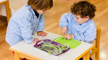 En la pedagogía montessoriana al niño se le ofrecen distintas actividades para que elija libremente la que quiere realizar.
