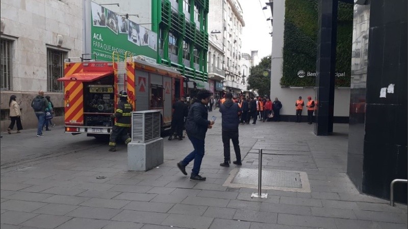 El movimiento de Bomberos en la peatonal San Martín. 