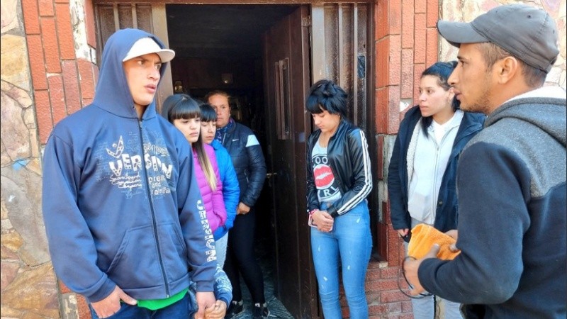 Los familiares de Francesca, la chiquita baleada este jueves por la noche.