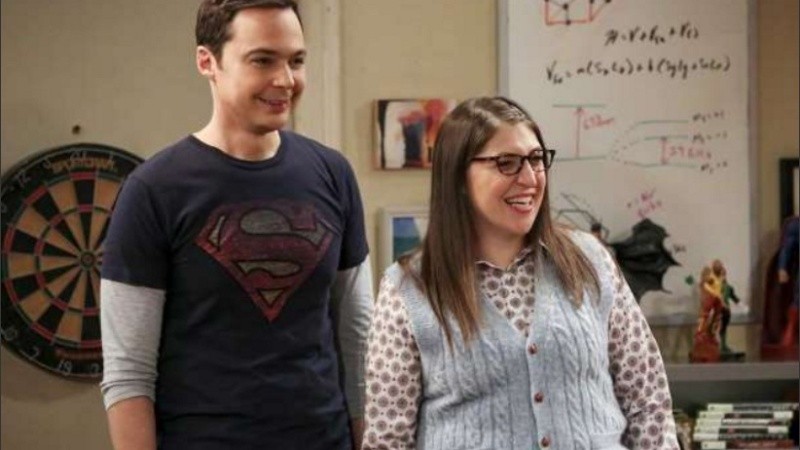 Jim Parsons y Mayim Bialik en una escena de 