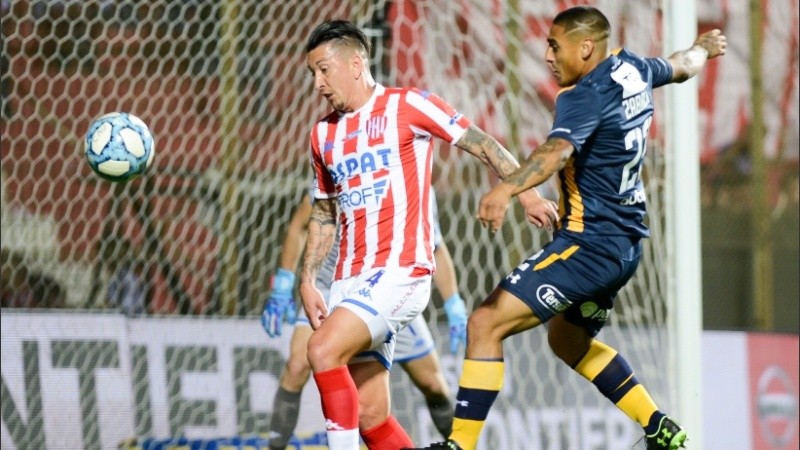 Zabala disputa la pelota con un adversario. 