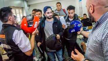 Se entregaron casco reglamentarios a los jóvenes que participaron de la jornada.