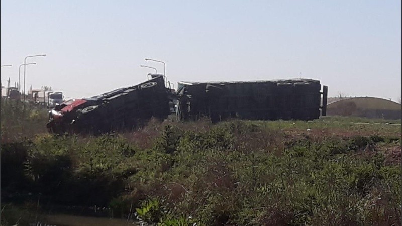 El camión quedó volcado sobre un zanjón. 