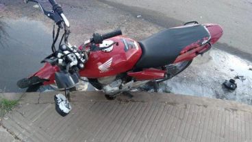 La moto en la que circulaba la víctima fatal.