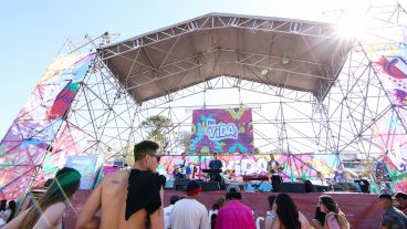 Sol, río, música y muy buena onda en la fiesta de la Vida.