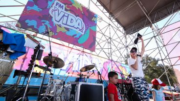 Sol, río, música y muy buena onda en la fiesta de la Vida.