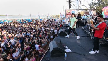 Sol, río, música y muy buena onda en la fiesta de la Vida.