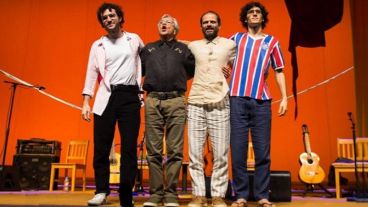 Como si se tratara de una reunión en el living familiar, los Veloso recorren sus canciones.