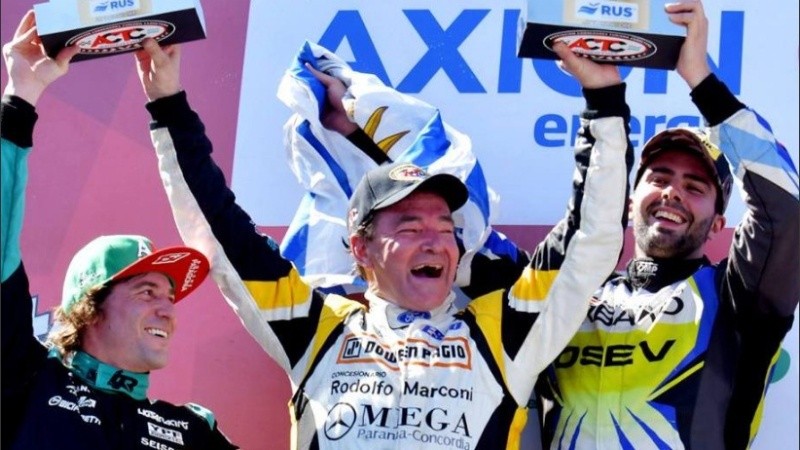 Los ganadores homenajearon en el podio al Gurí.