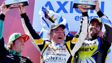 Los ganadores homenajearon en el podio al Gurí.