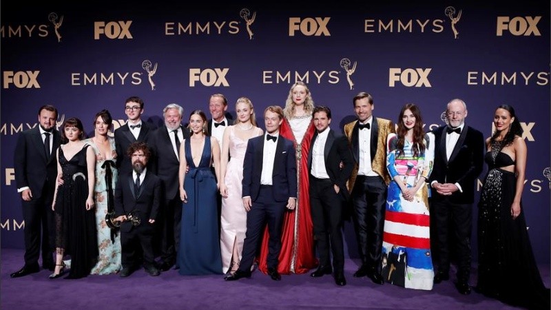 Peter Dinklage con su Emmy y el resto del elenCo de GOT. 