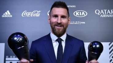 Messi y sus premios en la ceremonia de la FIFA en Milán.
