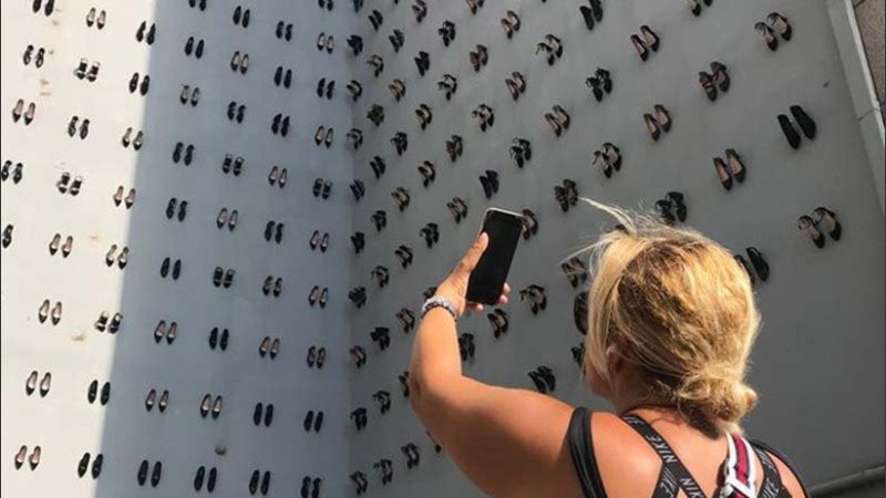 Los zapatos en un edificio de Estambul.