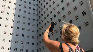 Los zapatos en un edificio de Estambul.