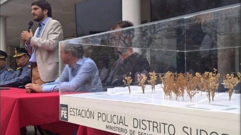 Pullaro en el anuncio de la obra de la mega comisaría en el sudoeste. 