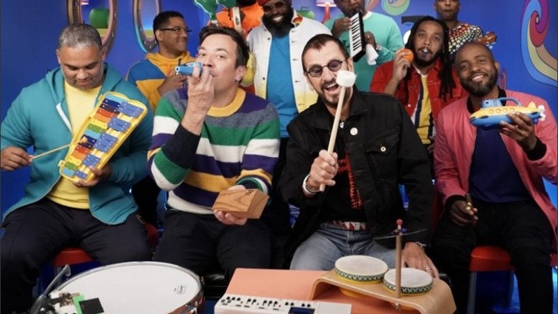 Ringo Starr, The Roots y Jimmy Fallon tocando