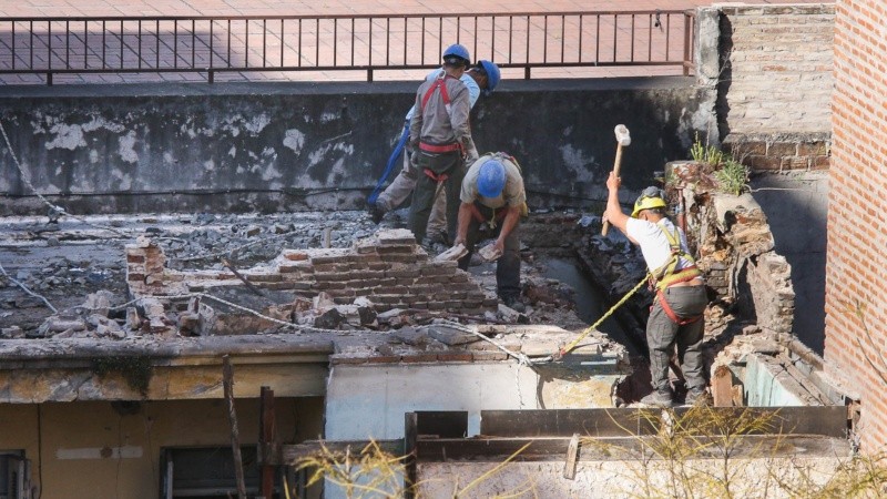 Obreros trabajan en la demolición del inmueble.
