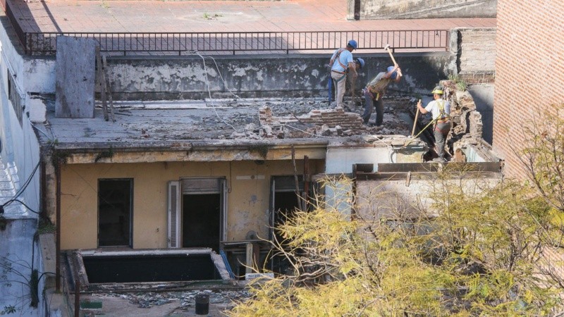 Obreros trabajan en la demolición del inmueble.
