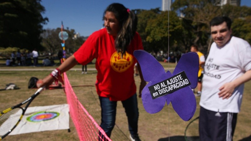 La protesta fue con música y juegos.