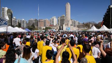Frente al Monumento a la Bandera un masivo reclamo.