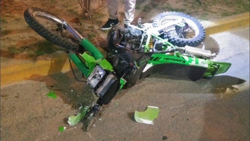 La moto en la que iban los dos jóvenes fallecidos. 