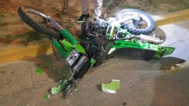 La moto en la que iban los dos jóvenes fallecidos.