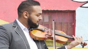 Jonatan en acción, en su barrio, el Ludueña.