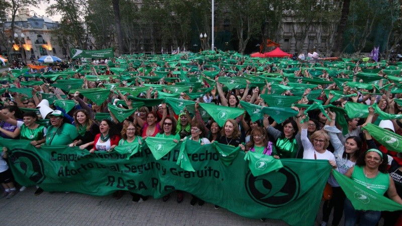 Otra masiva marcha en Rosario por el aborto legal y seguro.
