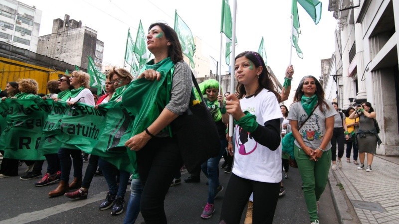 Otra masiva marcha en Rosario por el aborto legal y seguro.