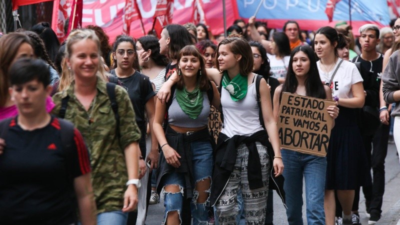 Otra masiva marcha en Rosario por el aborto legal y seguro.