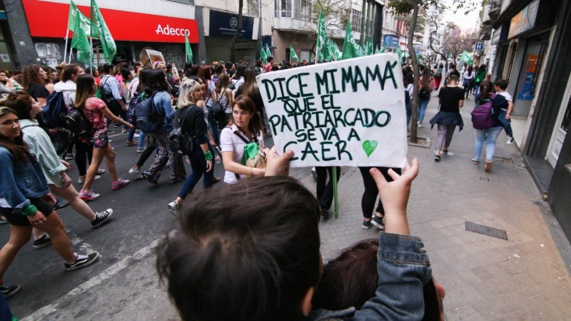 Otra masiva marcha en Rosario por el aborto legal y seguro.