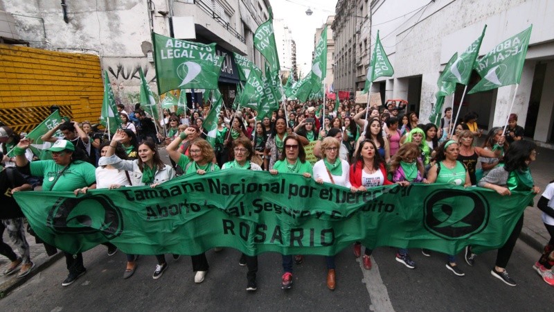 Otra masiva marcha en Rosario por el aborto legal y seguro.