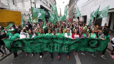 Otra masiva marcha en Rosario por el aborto legal y seguro.