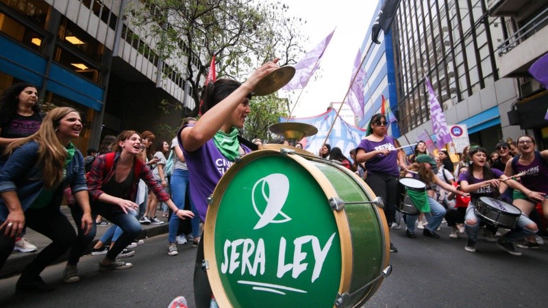 Otra masiva marcha en Rosario por el aborto legal y seguro.