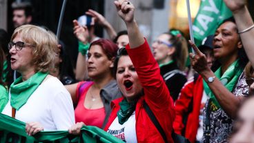 Otra masiva marcha en Rosario por el aborto legal y seguro.