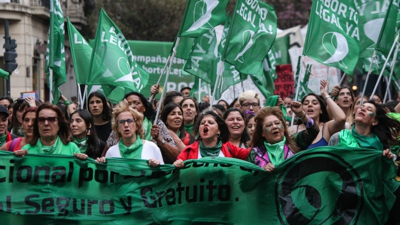 Otra masiva marcha en Rosario por el aborto legal y seguro.