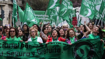 Otra masiva marcha en Rosario por el aborto legal y seguro.