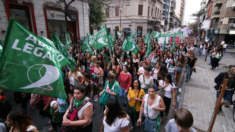 Otra masiva marcha en Rosario por el aborto legal y seguro.