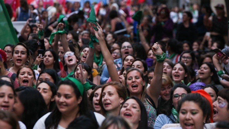 Otra masiva marcha en Rosario por el aborto legal y seguro.